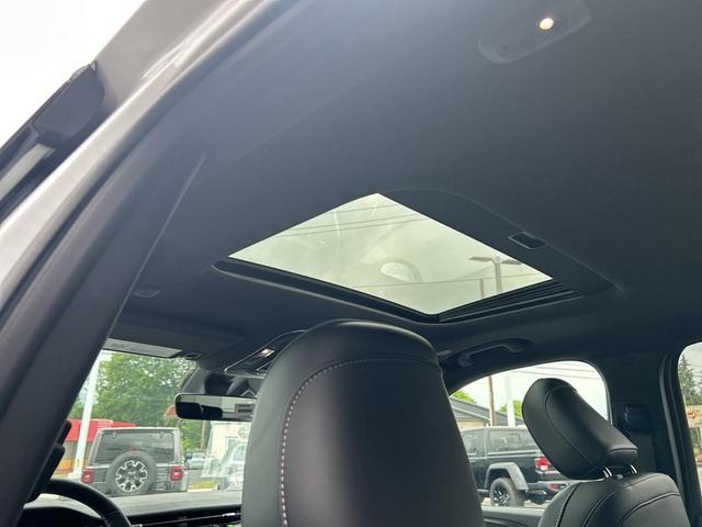 Photo of 2025 Bright White Clearcoat Jeep Grand Cherokee L
