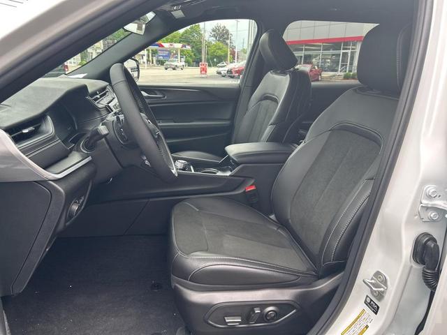 Photo of 2025 Bright White Clearcoat Jeep Grand Cherokee L