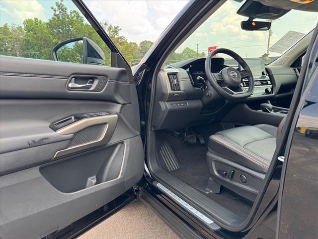 Photo of 2024 Super Black Nissan Pathfinder