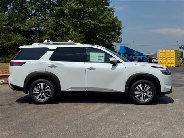 Photo of 2025 Everest White P Nissan Pathfinder