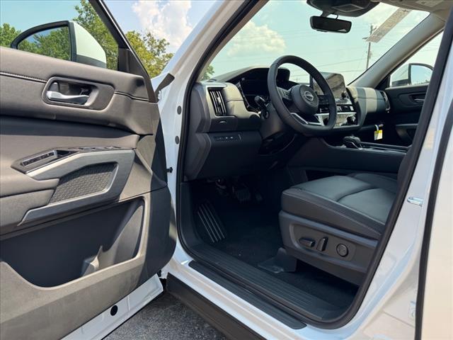 Photo of 2025 Everest White P Nissan Pathfinder