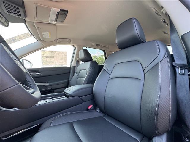 Photo of 2025 Everest White P Nissan Pathfinder