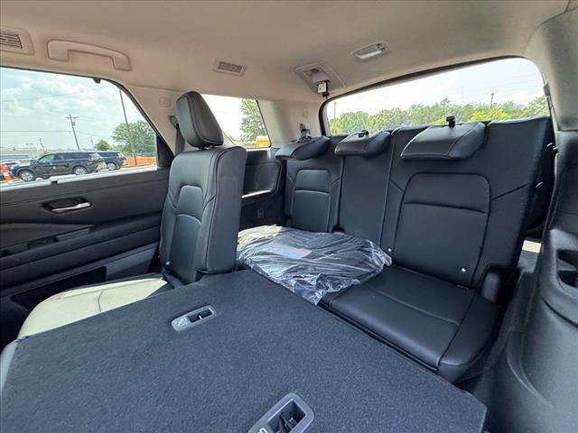 Photo of 2025 Everest White P Nissan Pathfinder