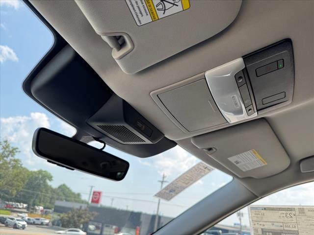 Photo of 2025 Everest White P Nissan Pathfinder