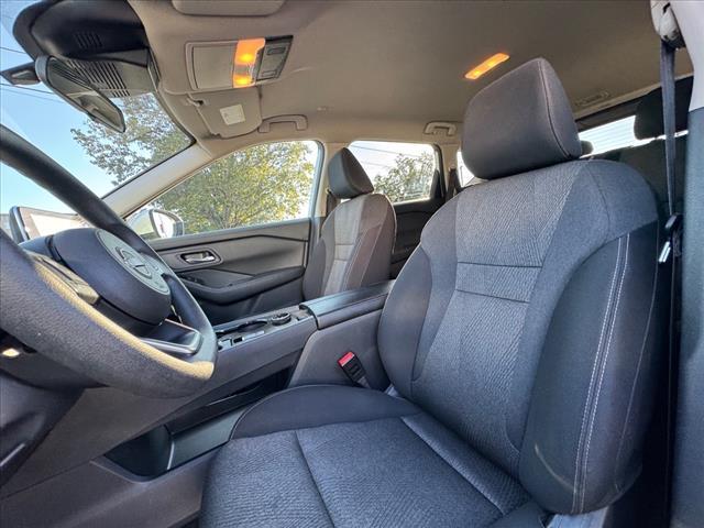 Photo of 2024 White Pearl Nissan Rogue