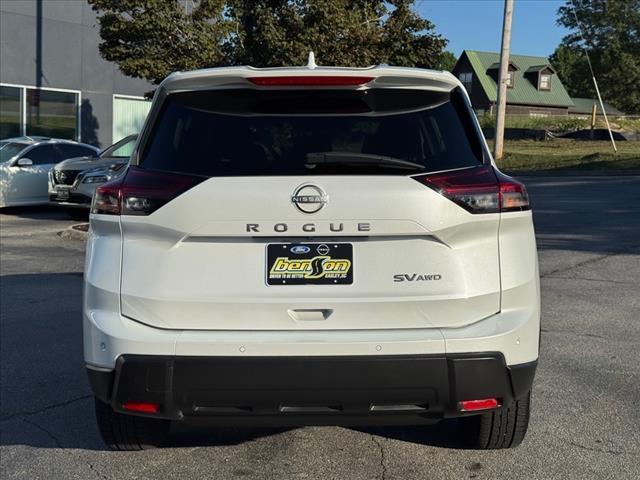Photo of 2024 White Pearl Nissan Rogue