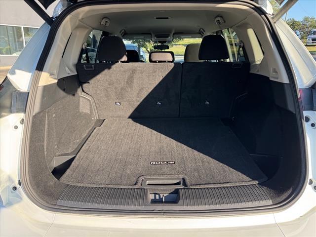 Photo of 2024 White Pearl Nissan Rogue