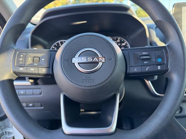 Photo of 2024 White Pearl Nissan Rogue