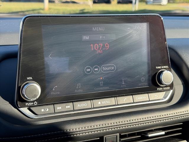 Photo of 2024 White Pearl Nissan Rogue