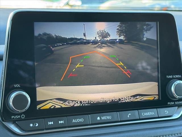 Photo of 2024 White Pearl Nissan Rogue