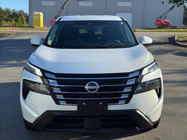 Photo of 2024 White Pearl Nissan Rogue