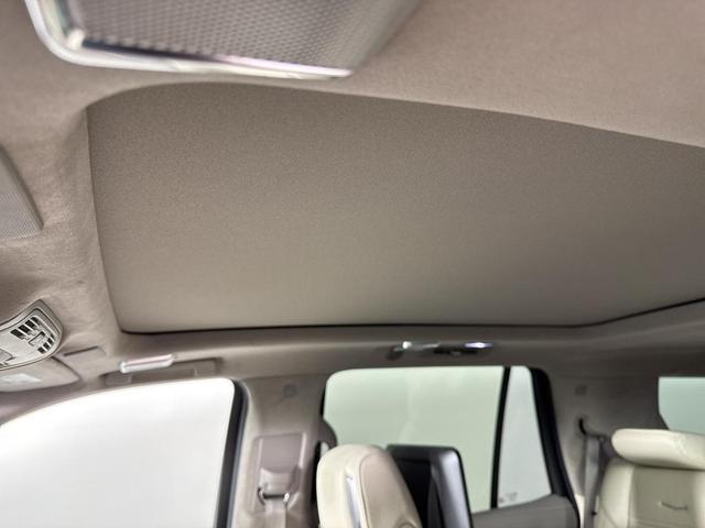 Photo of 2021 Crystal White Tricoat Cadillac Escalade