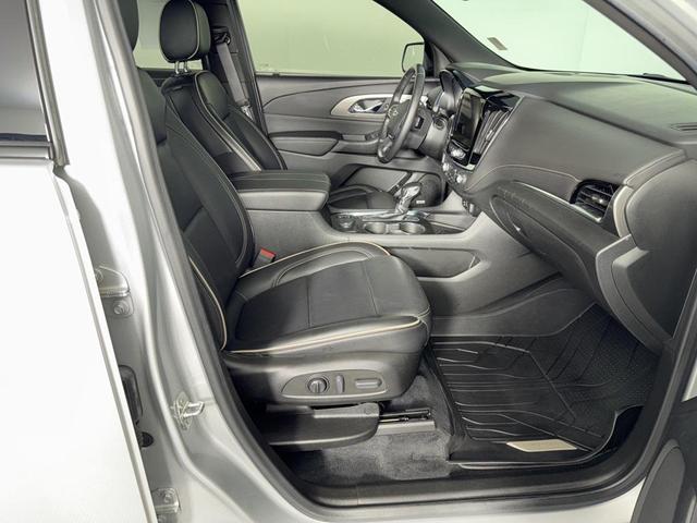 Photo of 2022 Silver Ice Metallic Chevrolet Traverse