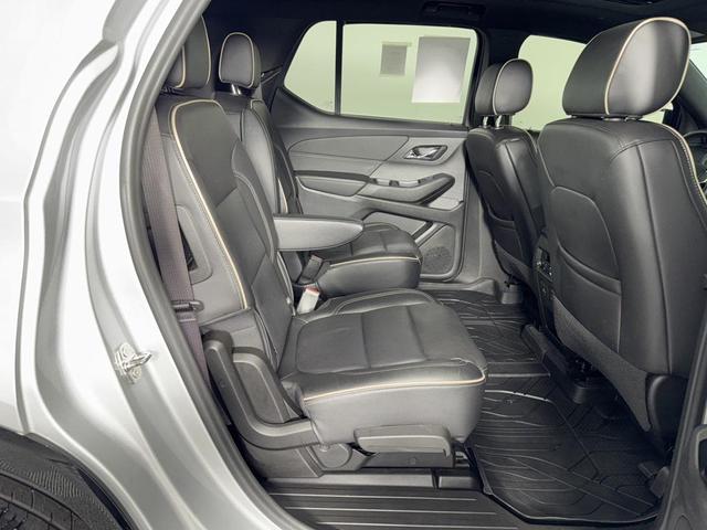 Photo of 2022 Silver Ice Metallic Chevrolet Traverse