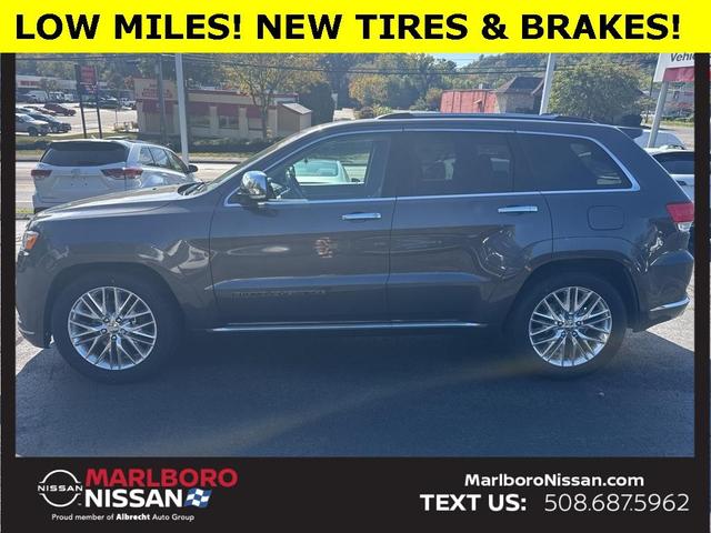 Photo of 2017 Granite Crystal Clearcoat Metallic Jeep Grand Cherokee