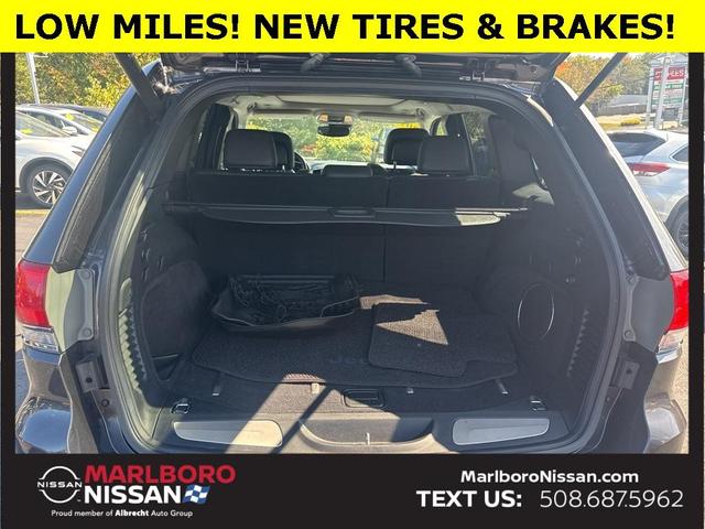 Photo of 2017 Granite Crystal Clearcoat Metallic Jeep Grand Cherokee