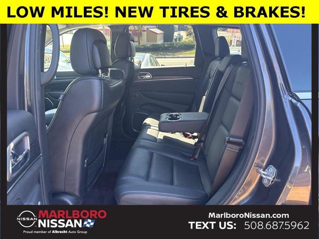 Photo of 2017 Granite Crystal Clearcoat Metallic Jeep Grand Cherokee