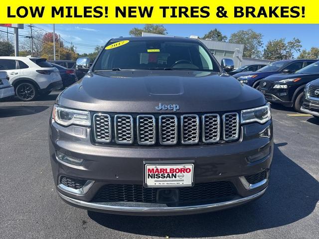 Photo of 2017 Granite Crystal Clearcoat Metallic Jeep Grand Cherokee