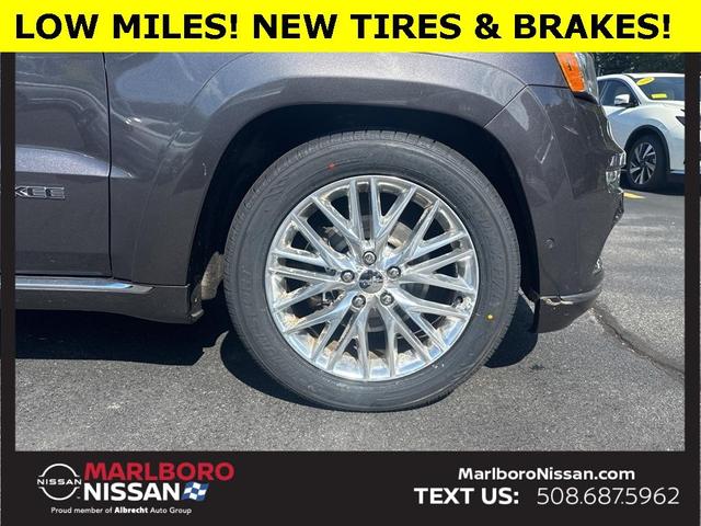 Photo of 2017 Granite Crystal Clearcoat Metallic Jeep Grand Cherokee