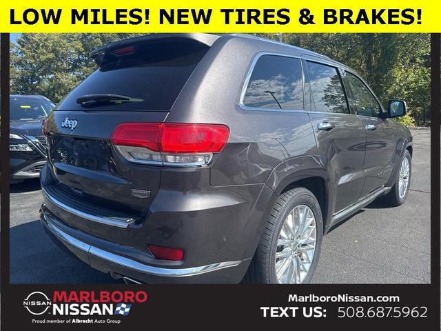 Photo of 2017 Granite Crystal Clearcoat Metallic Jeep Grand Cherokee