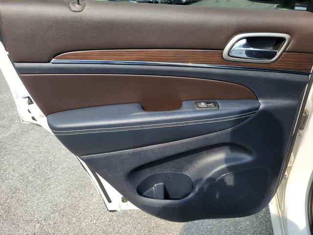 Photo of 2017 Bright White Clearcoat Jeep Grand Cherokee