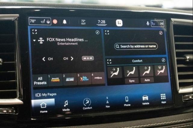 Photo of 2021 Bright White Clearcoat Chrysler Pacifica Hybrid