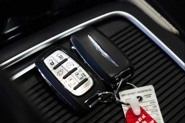 Photo of 2021 Bright White Clearcoat Chrysler Pacifica Hybrid