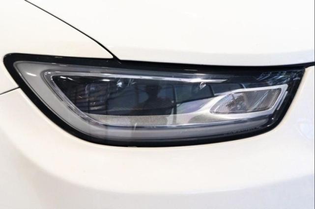 Photo of 2021 Bright White Clearcoat Chrysler Pacifica Hybrid