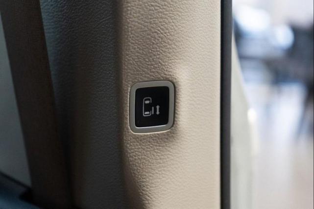 Photo of 2021 Bright White Clearcoat Chrysler Pacifica Hybrid