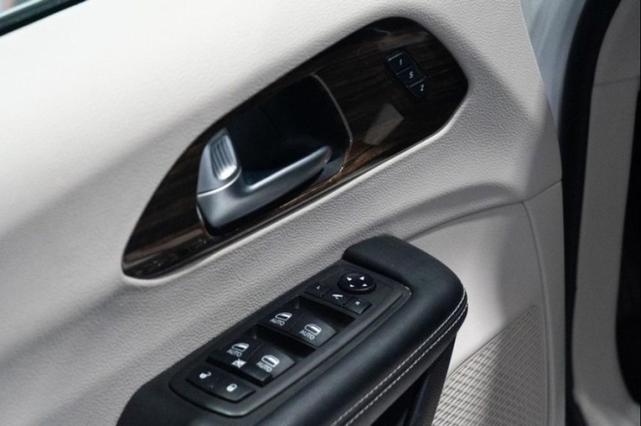 Photo of 2021 Bright White Clearcoat Chrysler Pacifica Hybrid