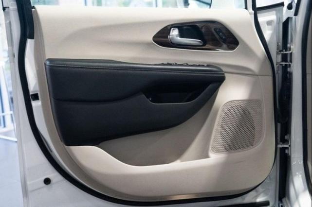 Photo of 2021 Bright White Clearcoat Chrysler Pacifica Hybrid