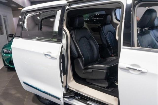 Photo of 2021 Bright White Clearcoat Chrysler Pacifica Hybrid