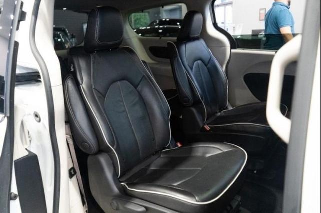 Photo of 2021 Bright White Clearcoat Chrysler Pacifica Hybrid