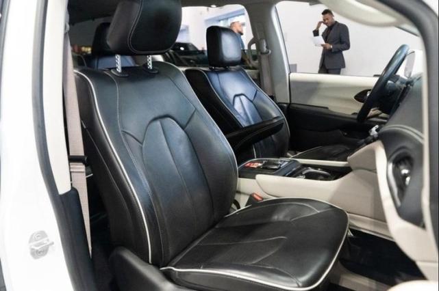Photo of 2021 Bright White Clearcoat Chrysler Pacifica Hybrid