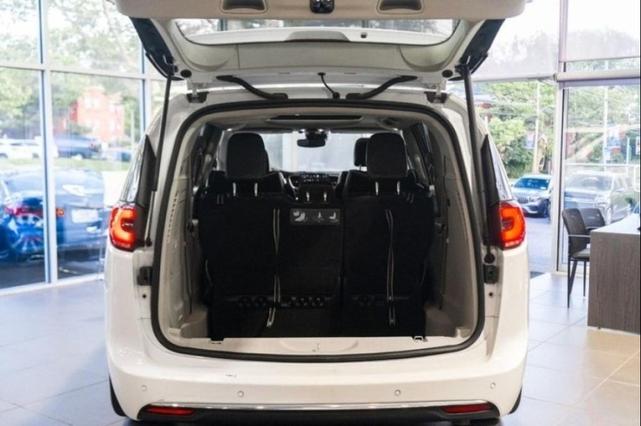 Photo of 2021 Bright White Clearcoat Chrysler Pacifica Hybrid