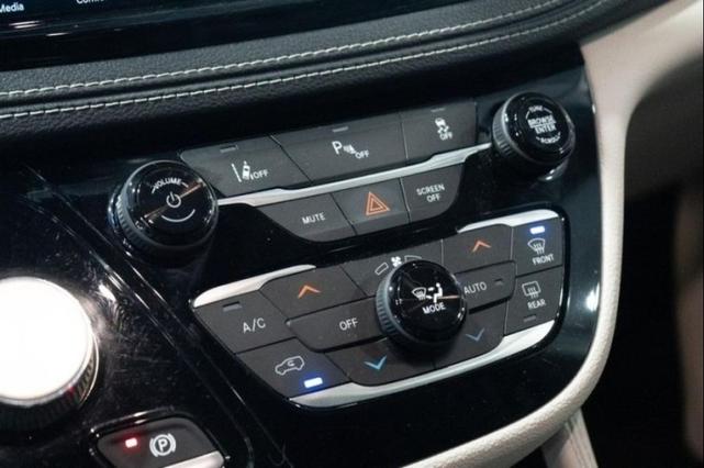 Photo of 2021 Bright White Clearcoat Chrysler Pacifica Hybrid