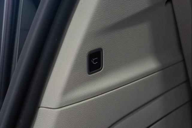 Photo of 2021 Bright White Clearcoat Chrysler Pacifica Hybrid