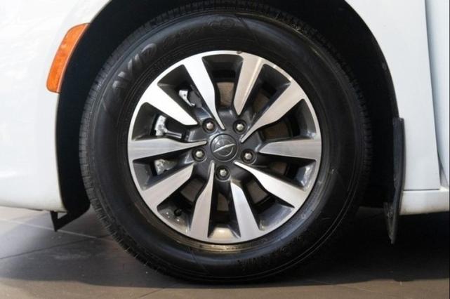Photo of 2021 Bright White Clearcoat Chrysler Pacifica Hybrid