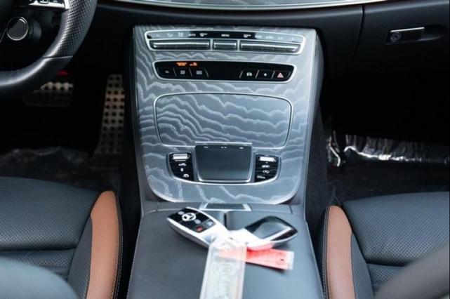 Photo of 2022 MANUFAKTUR Starling Blue Magno Mercedes-Benz AMG E 53