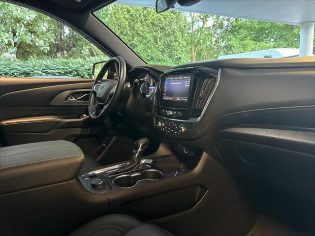 Photo of 2023 Mosaic Black Metallic Chevrolet Traverse