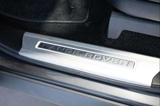 Photo of 2020 Byron Blue Metallic Land Rover Range Rover