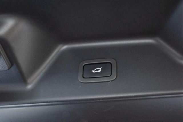 Photo of 2020 Byron Blue Metallic Land Rover Range Rover