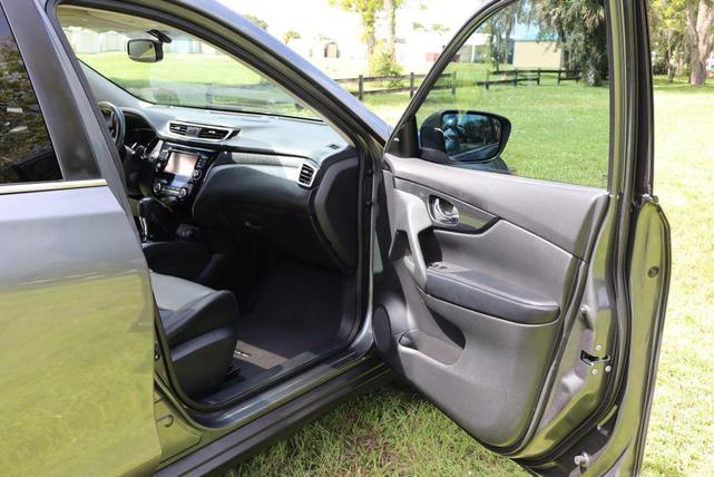 Photo of 2016 Gray Nissan Rogue