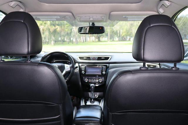 Photo of 2016 Gray Nissan Rogue