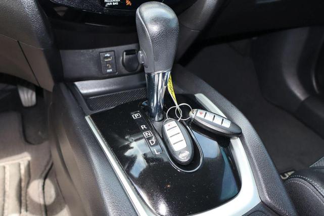 Photo of 2016 Gray Nissan Rogue