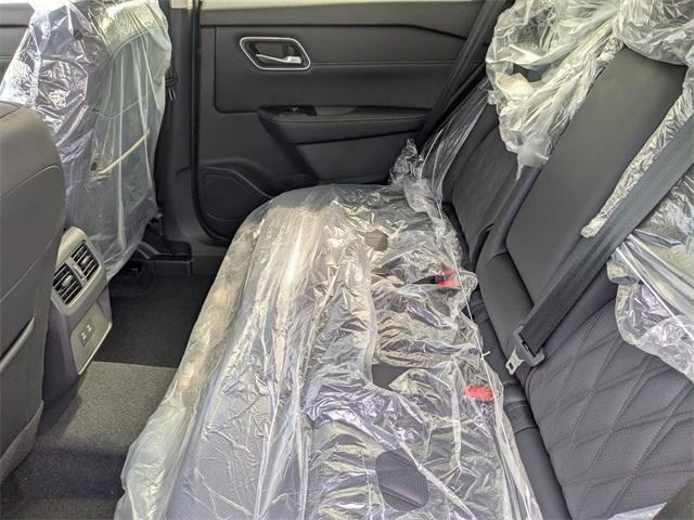 Photo of 2025 2t Chpn Blk Roo Nissan Rogue