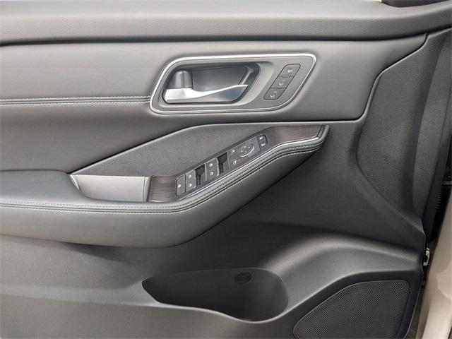 Photo of 2025 2t Chpn Blk Roo Nissan Rogue
