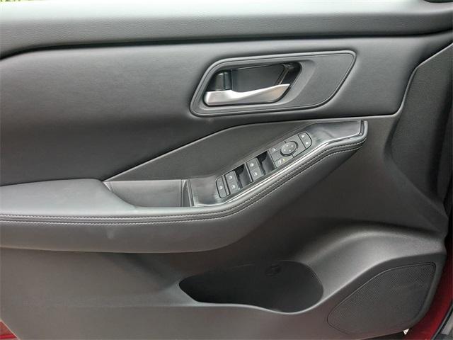 Photo of 2025 Scarlet Ember Nissan Rogue
