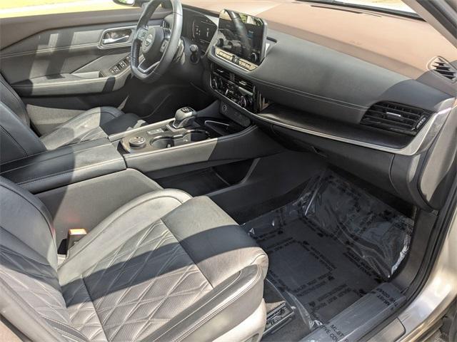 Photo of 2022 Champagne Silver Nissan Rogue
