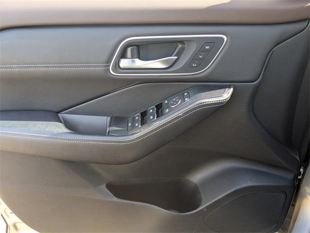 Photo of 2022 Champagne Silver Nissan Rogue